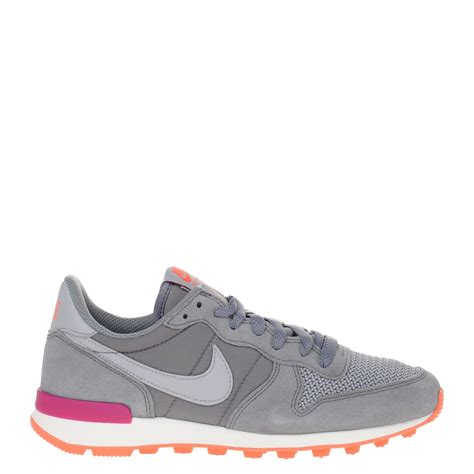 Grijs Schoenen. Nike NL.